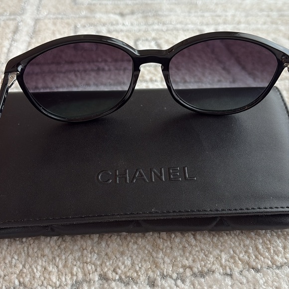 EUC Chanel 52MM Sunglasses comes in a case - Picture 4 of 7